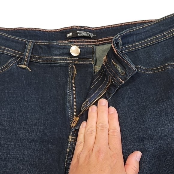 WOMEN'S Lee Modern Series Midrise Fit 5" Dark Wash Shorts, size 12 - Picture 4 of 12